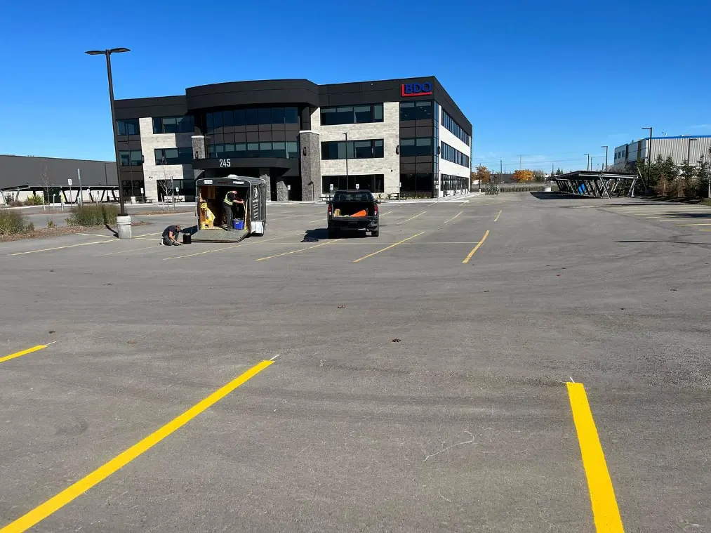 parking lot yellow partition line painting
